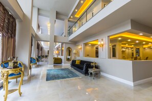 Interior entrance - Real King Residence (Yomra)