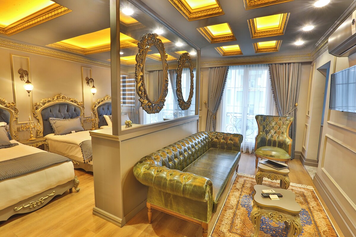 Luxury Suite, 2 Bedrooms, 2 Bathrooms, Corner | Lobby sitting area