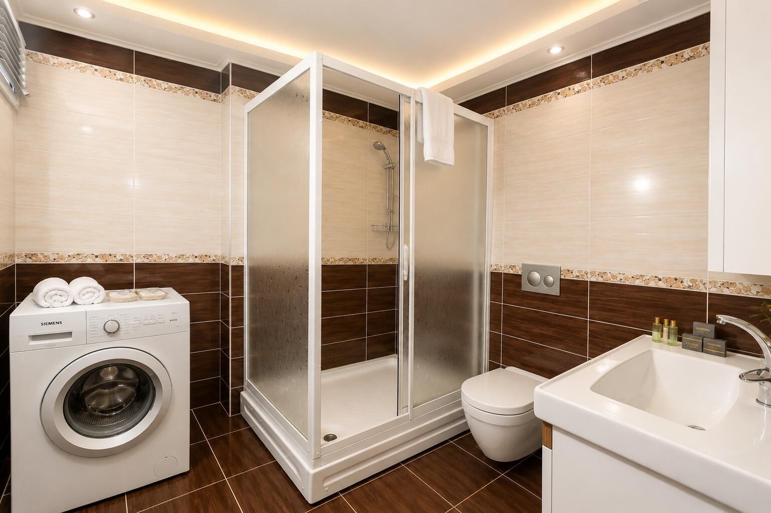 Apartamento Deluxe, 3 habitaciones | Baño | Ducha, artículos de higiene personal gratuitos y secador de pelo
