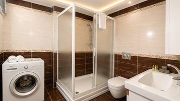 Apartamento Deluxe, 3 habitaciones | Baño | Ducha, artículos de higiene personal gratuitos y secador de pelo