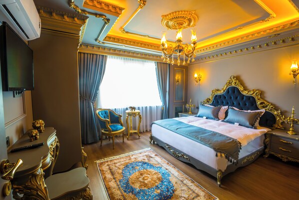 A luxurious bedroom with a large bed, ornate ceiling, and a chandelier. - Real King Residence (Yomra)
