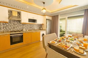 Appartamento Luxury, 2 camere da letto | Cucina privata | Frigorifero, macchina per tè/caffè, bollitore elettrico