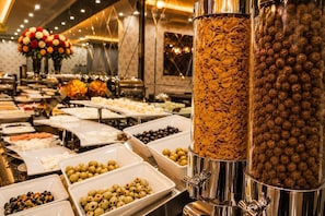 Breakfast buffet - Real King Residence (Yomra)