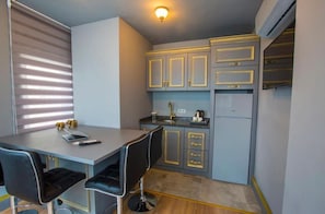 Luxury-Suite, 2 Schlafzimmer, 2 Bäder, Eckzimmer | Eigene Küche | Wasserkocher mit Kaffee-/Teezubehör, Kühlschrank, Wasserkocher