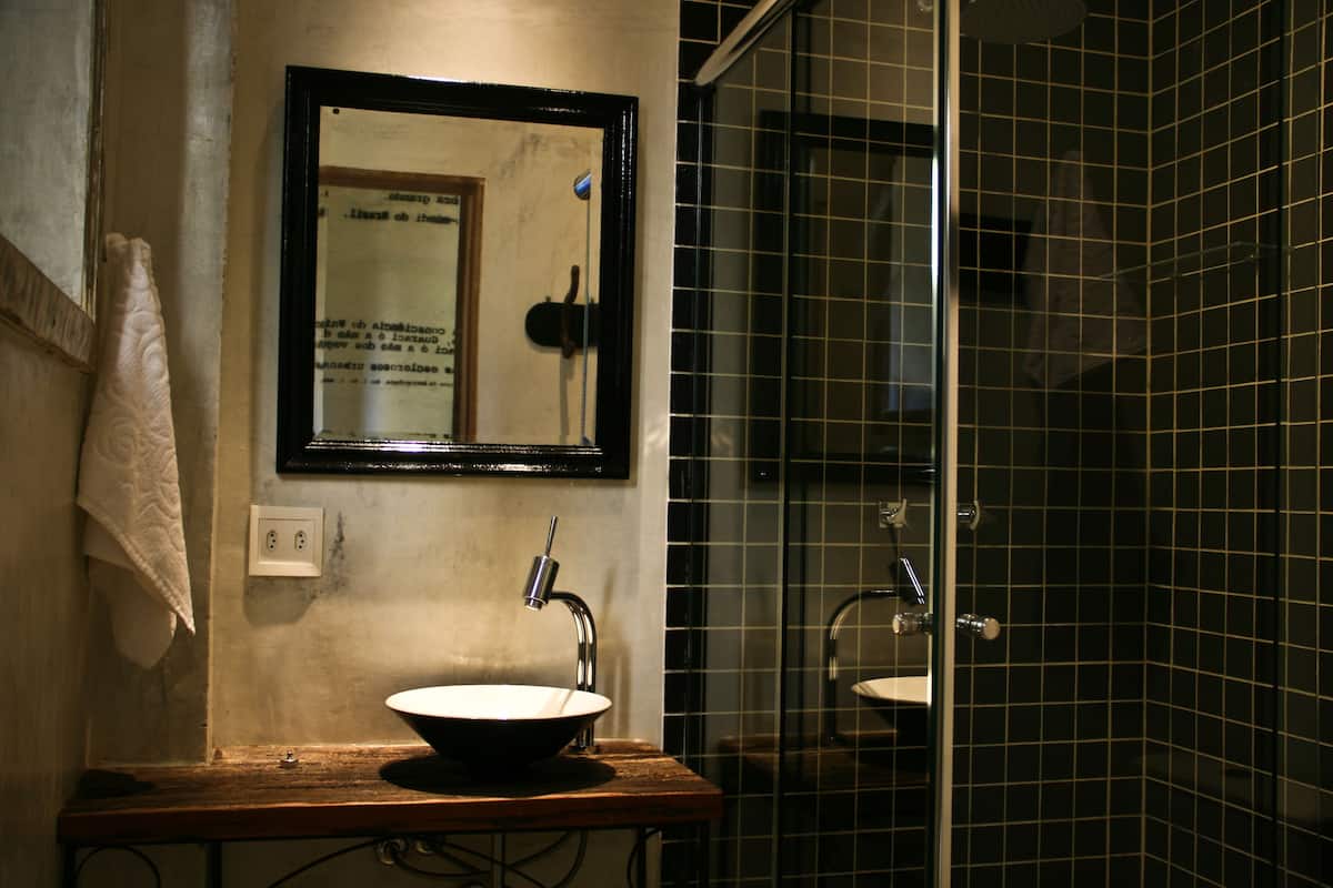 Minibar, decoración personalizada, escritorio y wifi gratis