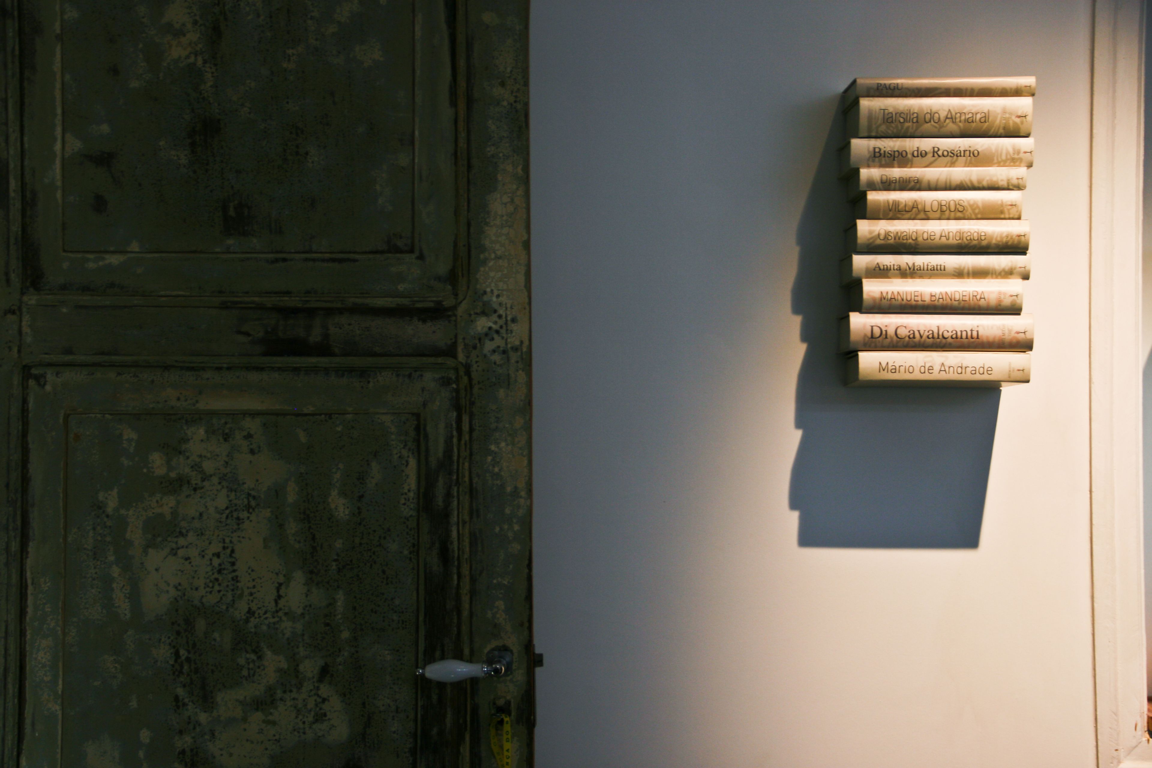 Uma porta de madeira rústica e uma parede com uma coleção de livros.