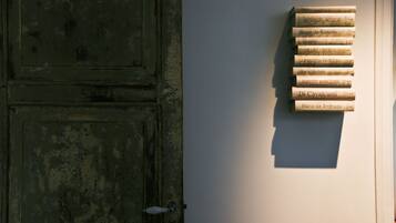Uma porta de madeira rústica e uma parede com uma coleção de livros.