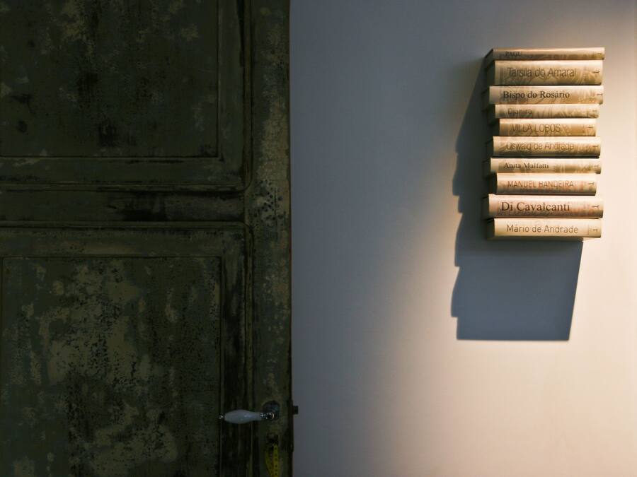 Uma porta de madeira rústica e uma parede com uma coleção de livros.