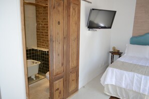 Minibar, individually decorated, desk, free WiFi -  Modernistas Hospedagem e Arte (Rio de Janeiro)