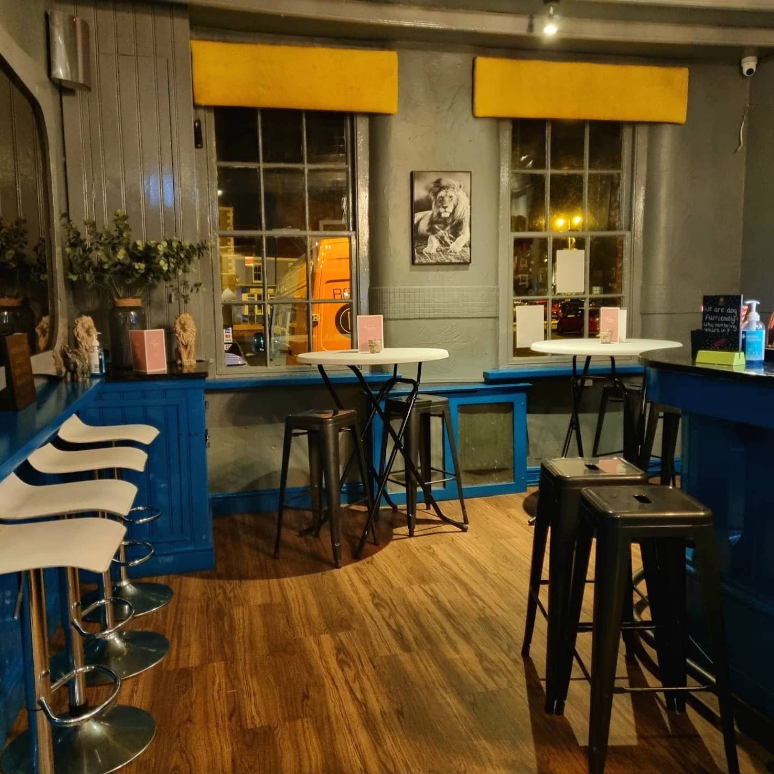 Bar (trong khuôn viên)