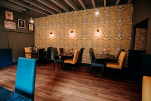 Se sirven cenas y cocina británica 