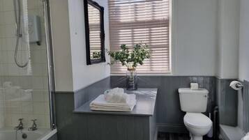 Doppia Standard, 1 letto matrimoniale | Bagno | Set di cortesia gratuito, asciugacapelli, asciugamani, sapone