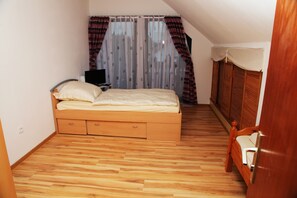 Twin Room, Shared Bathroom (4) | Desk, free WiFi