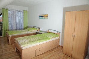 Twin Room, Shared Bathroom (3) | Desk, free WiFi