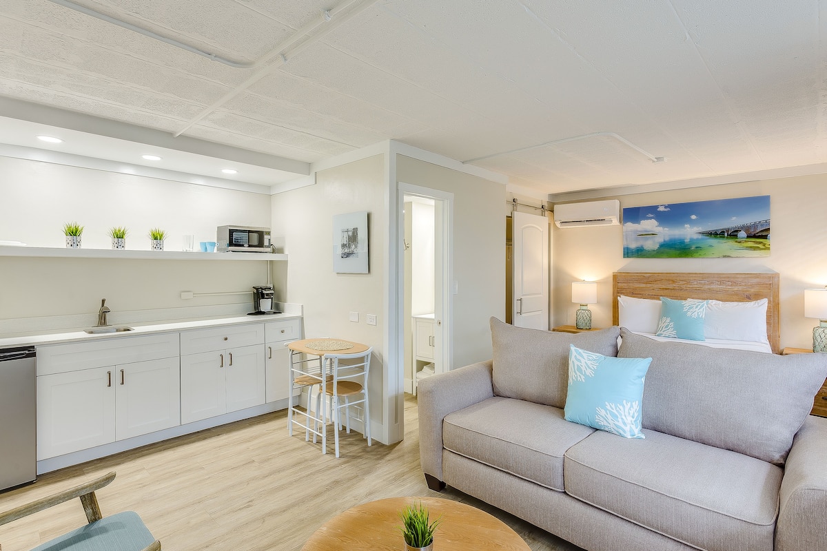 studio, 1 queen bed with sofa bed | iron/ironing board, free wifi, bed sheets