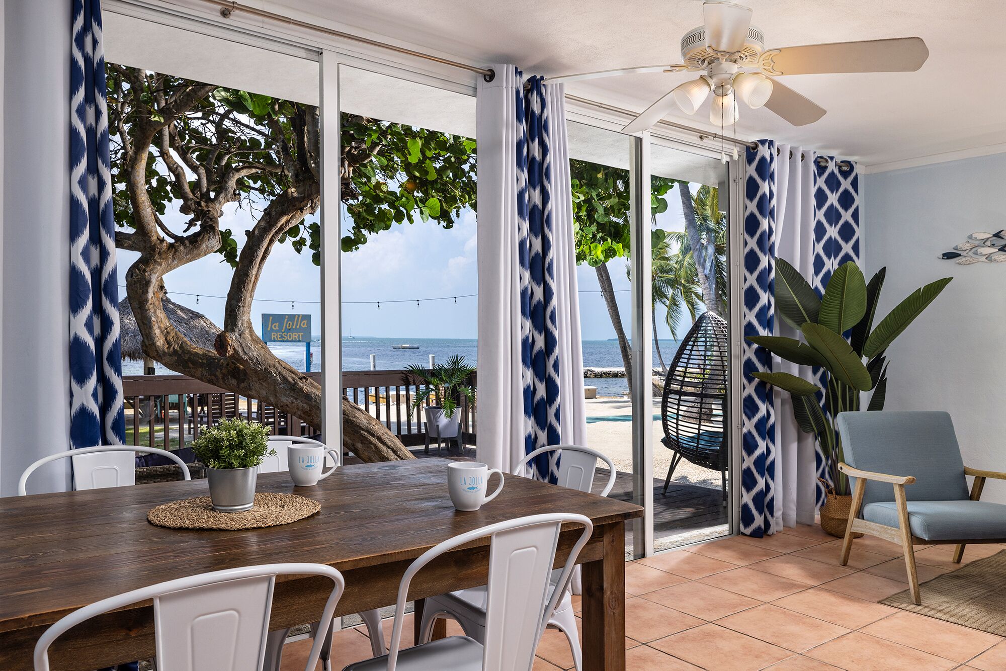 Bungalow superior, varias camas, frente al mar (Ground Level Sleeps 6) | Área de sala de estar | Televisión de pantalla plana 