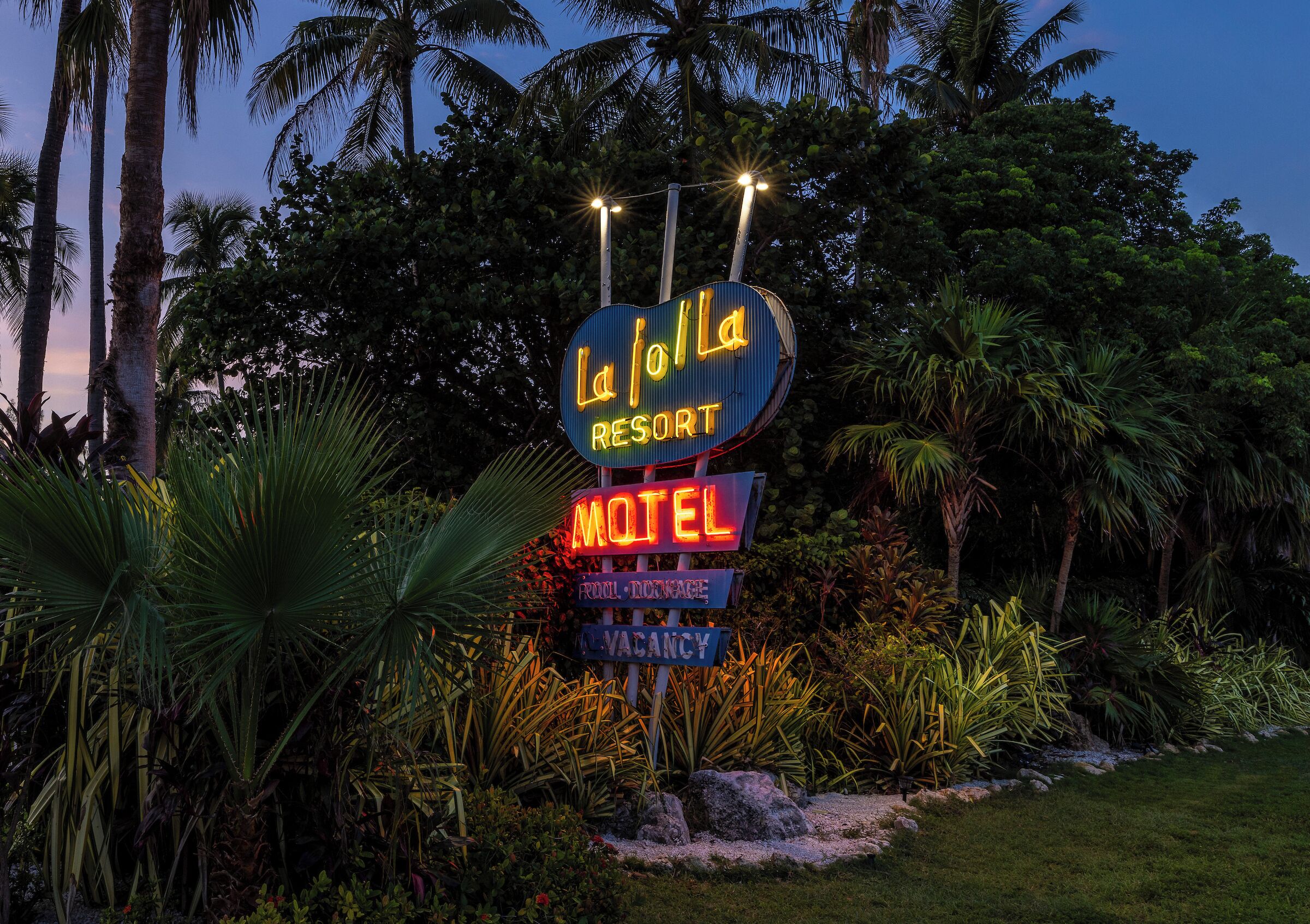 Señal de neón del motel La Jolla Resort con un letrero que indica 'No hay habitaciones disponibles'.