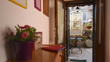 1 habitación, escritorio, wifi gratis y ropa de cama