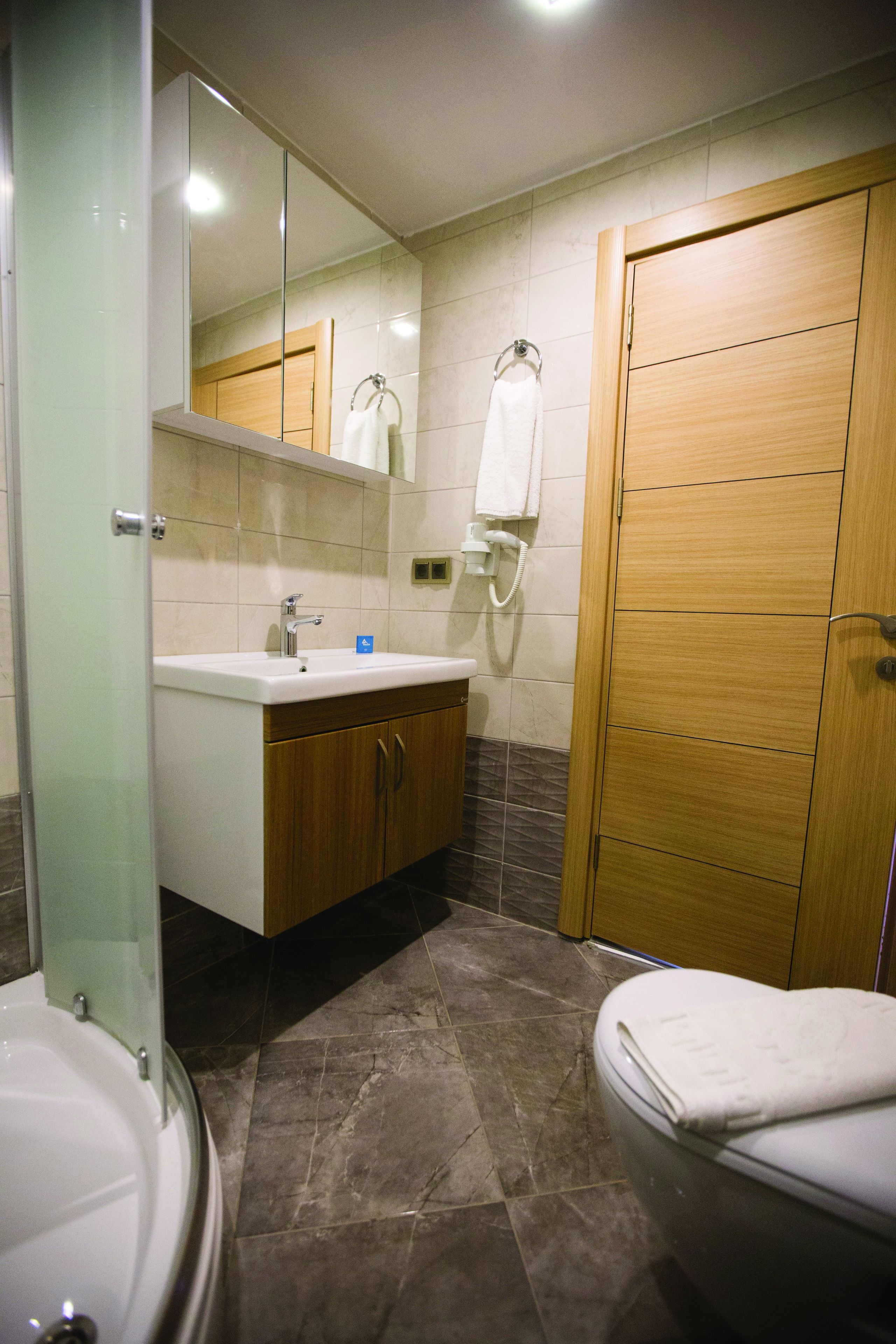 deluxe suite, 2 bedrooms, sea view | bathroom | shower, free toiletries, hair dryer, slippers
