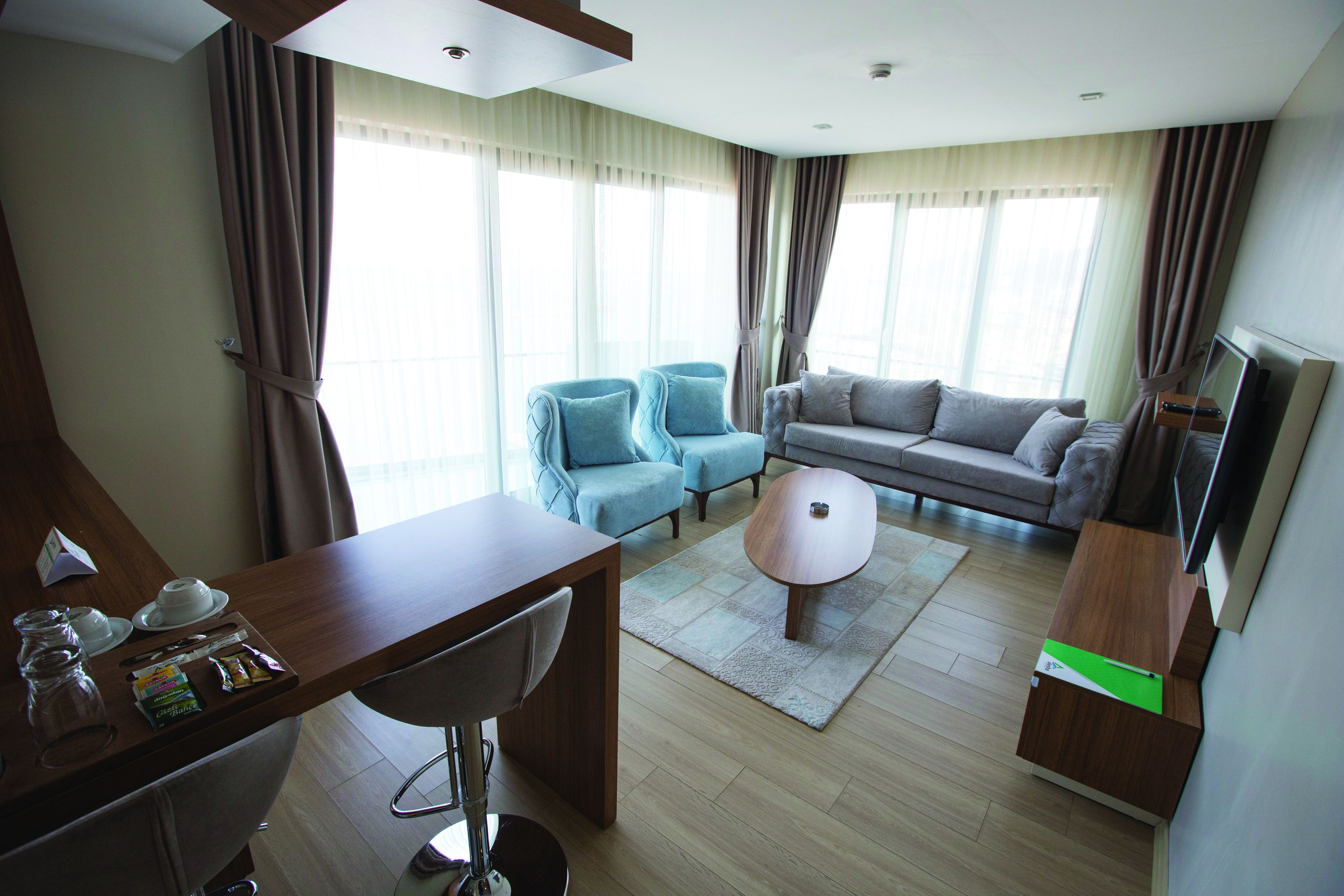 deluxe suite, 2 bedrooms, sea view | living room | tv