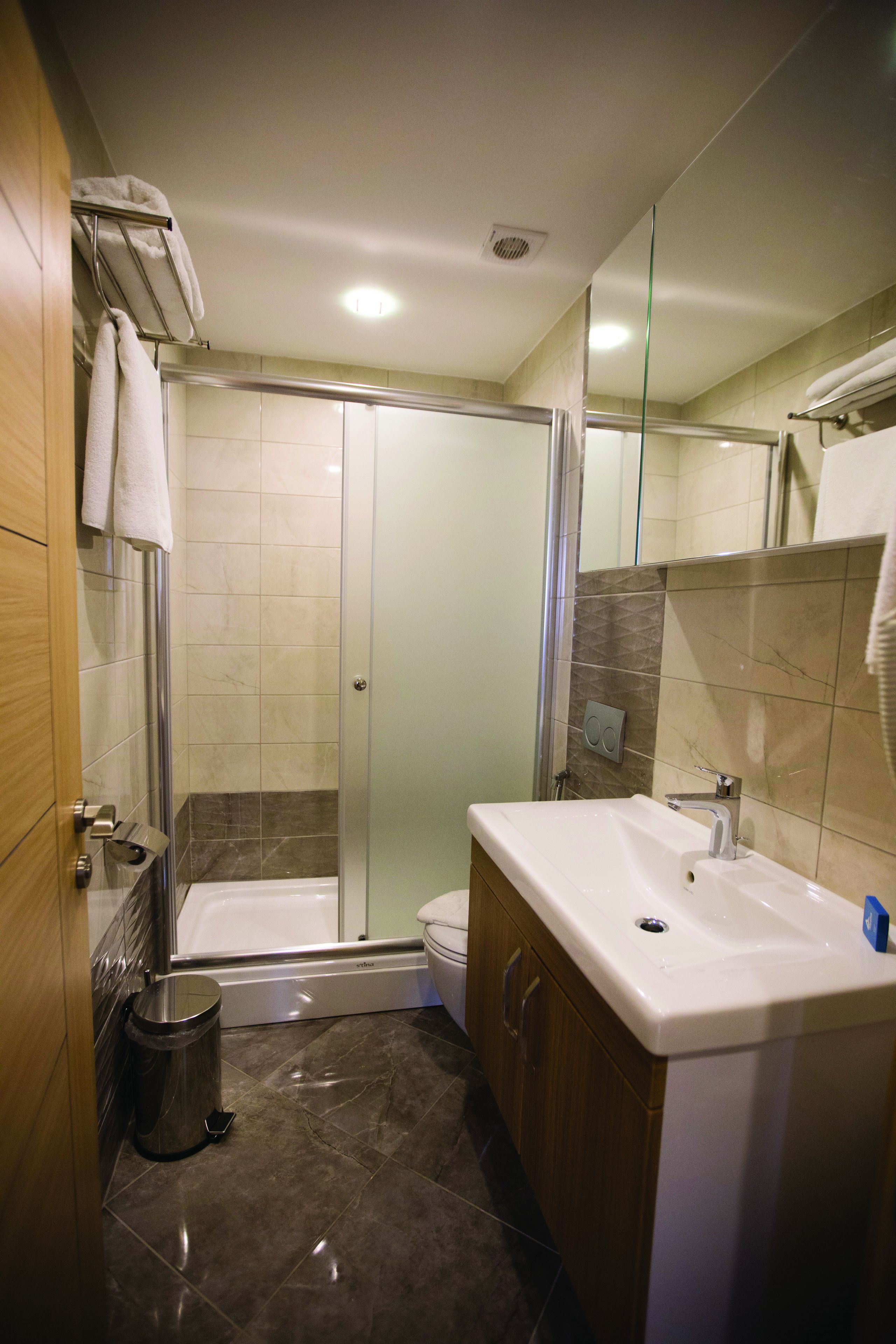 luxury studio suite, 1 bedroom, city view | bathroom | shower, free toiletries, hair dryer, slippers