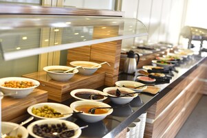 Café da manhã com buffet grátis todos os dias