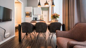 Large 2 Bedroom Apartment - Accessible | Laptop workspace, iron/ironing board, free WiFi, bed sheets