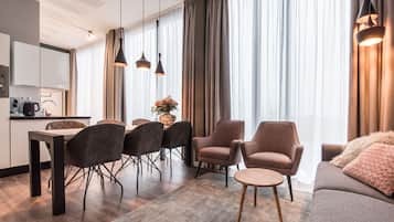 Large 2 Bedroom Apartment - Accessible | Espacio para trabajar con un portátil y tabla de planchar con plancha