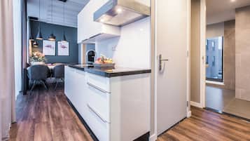 Large 2 Bedroom Apartment | Cucina privata | Frigorifero, piano cottura, lavastoviglie, macchina per caffè espresso