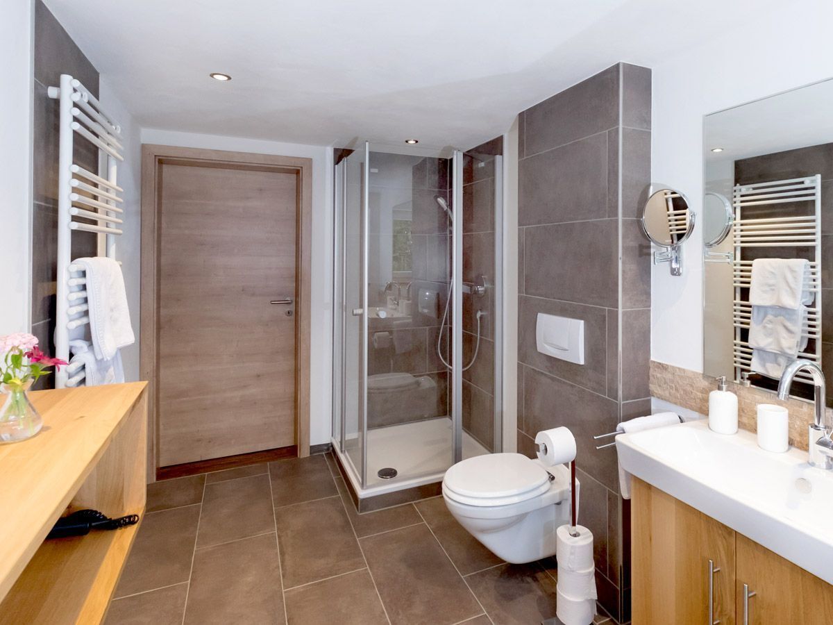junior suite | bathroom | shower, free toiletries, towels, soap