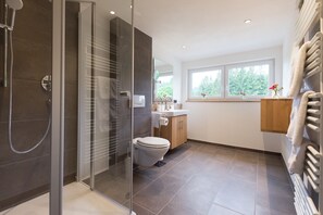 Junior suite | Badkamer | Een douche, gratis toiletartikelen, handdoeken, zeep