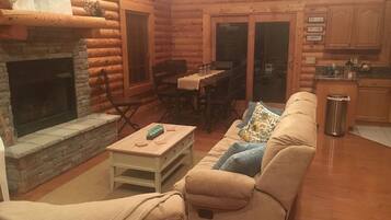 Living room | Flat-screen TV, fireplace