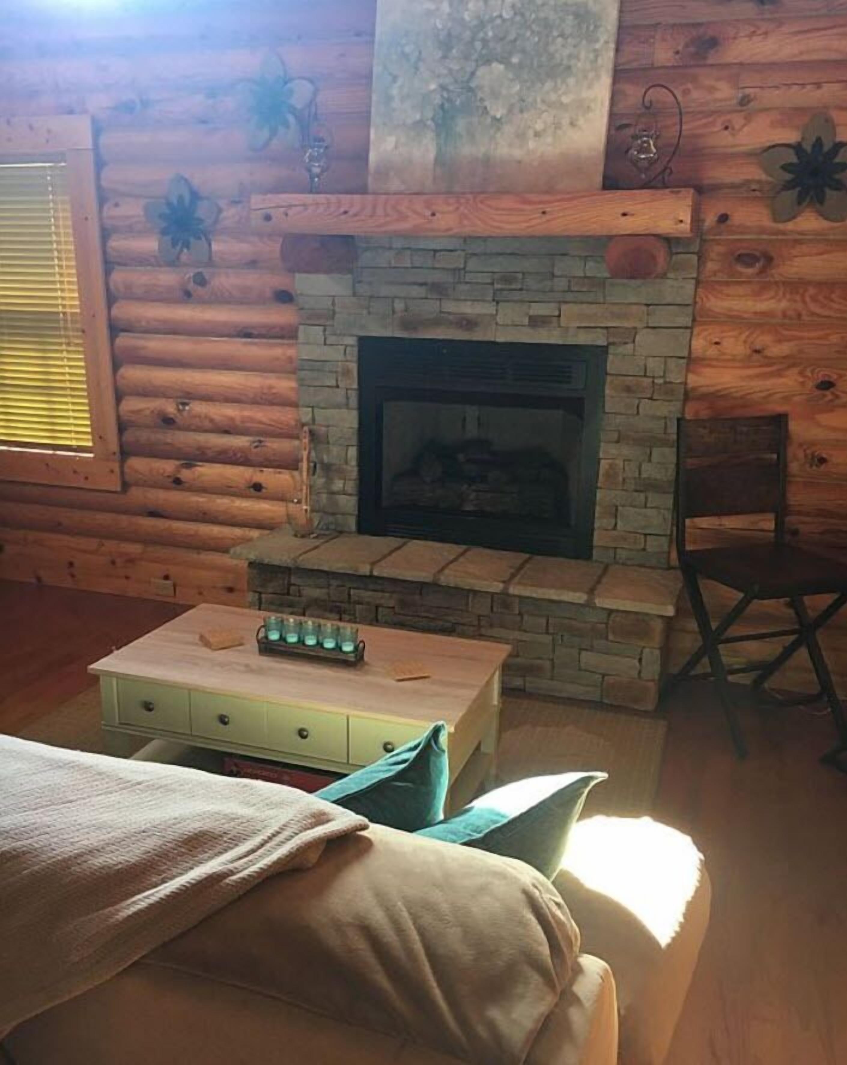 Living room | Flat-screen TV, fireplace