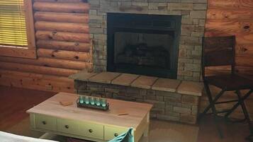 Living room | Flat-screen TV, fireplace