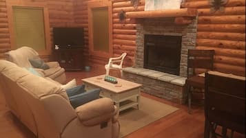 Living room | Flat-screen TV, fireplace
