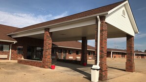 A motel with a covered parking area, brick pillars, and a sign indicating it is a motel office. - Rosener's Inn and banquet center (Park Hills)