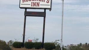 A motel sign with "ROSENER'S INN" written on it. - Rosener's Inn and banquet center (Park Hills)