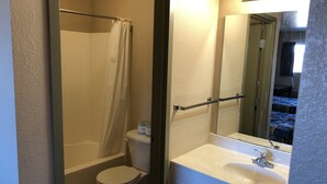 A bathroom with a toilet, bathtub, and sink. - Rosener's Inn and banquet center (Park Hills)