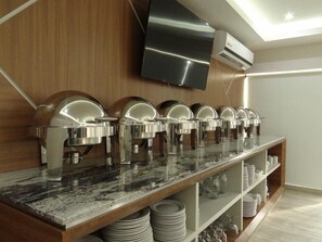 Frokost, lunsj og middag serveres, internasjonale retter 