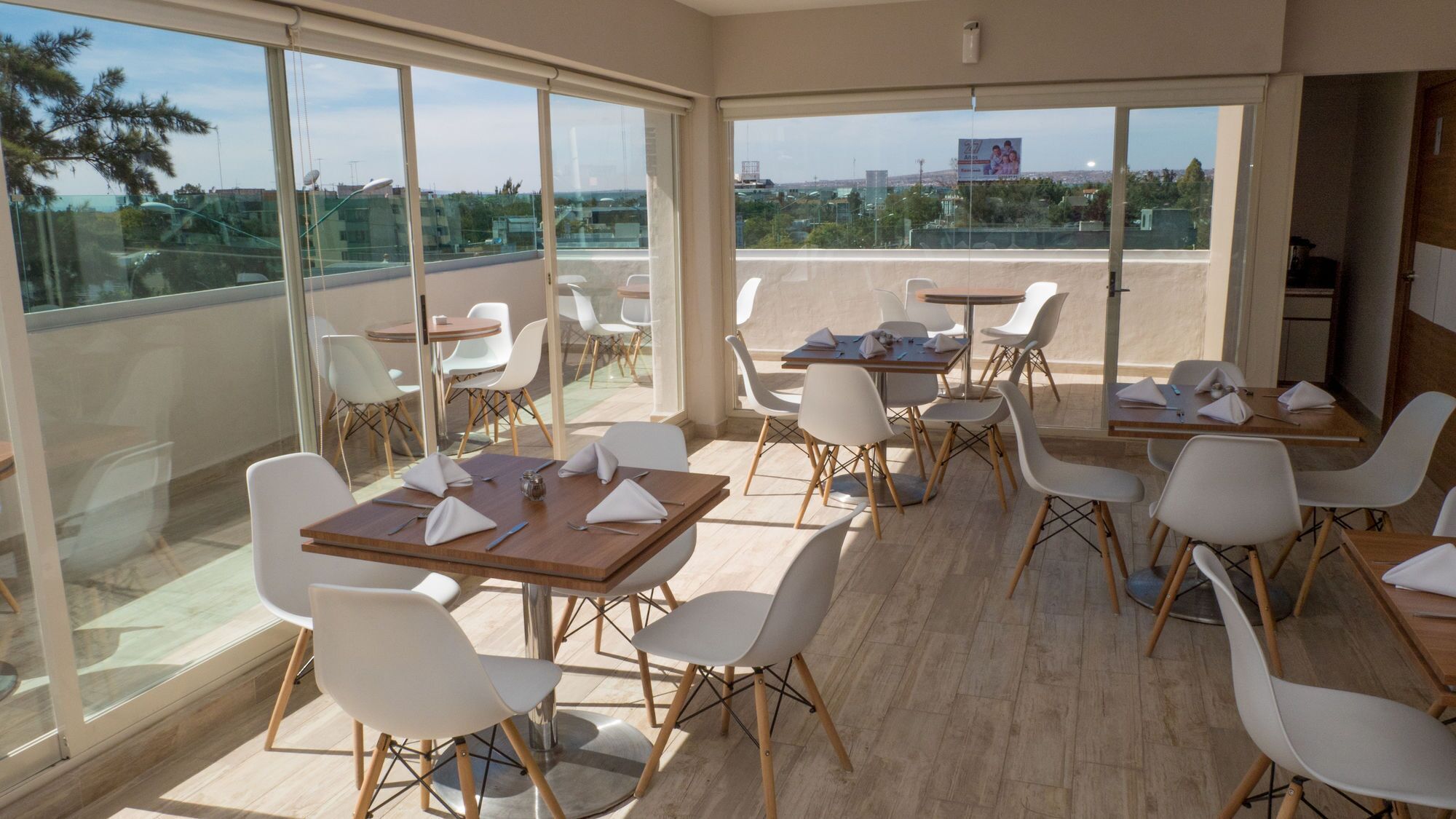 breakfast, lunch, dinner served; international cuisine