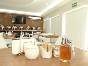 Se sirven desayunos, almuerzos y cenas; cocina internacional