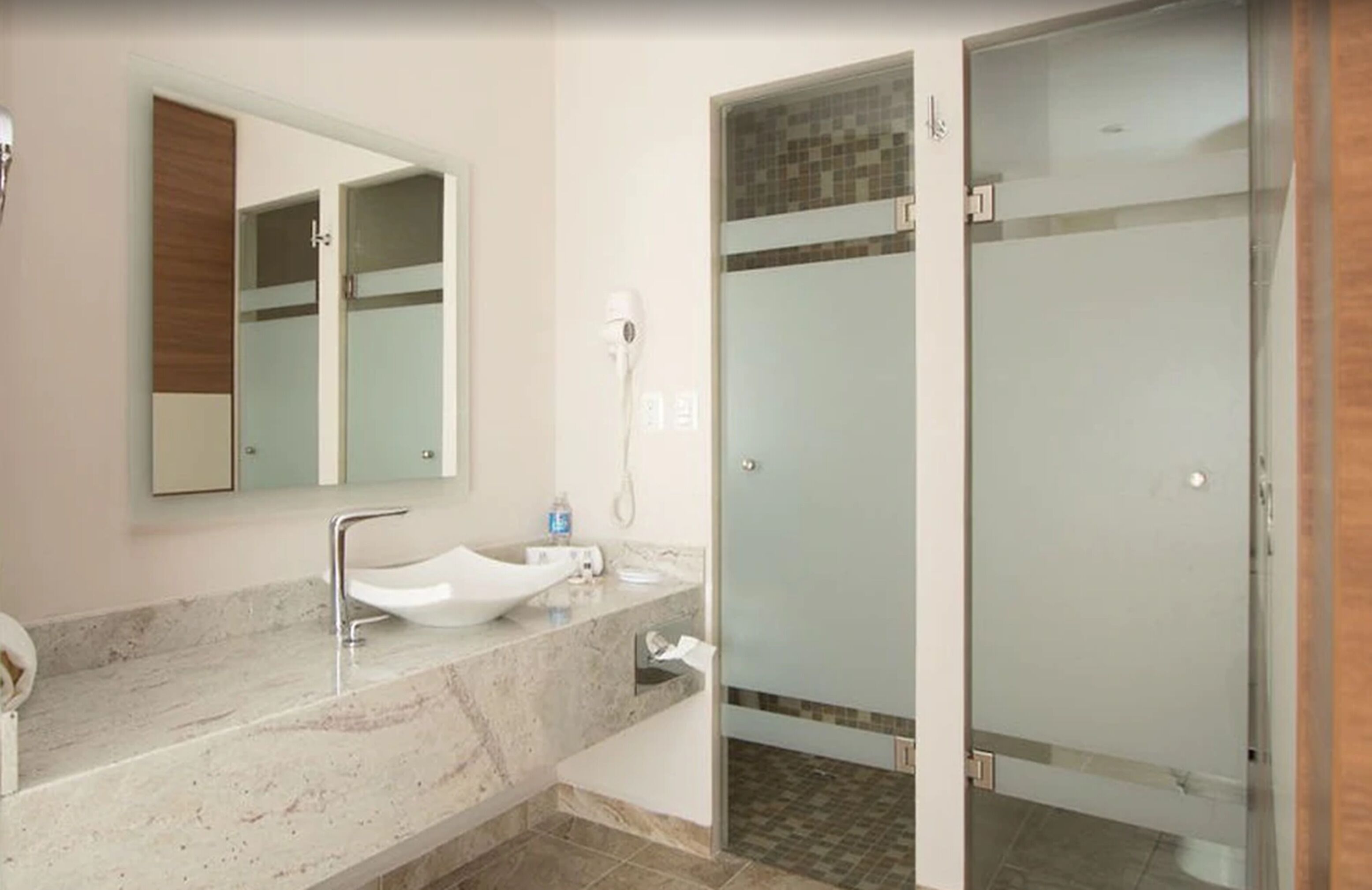 Junior Suite, 1 Queen Bed | Bathroom | Shower, free toiletries, towels