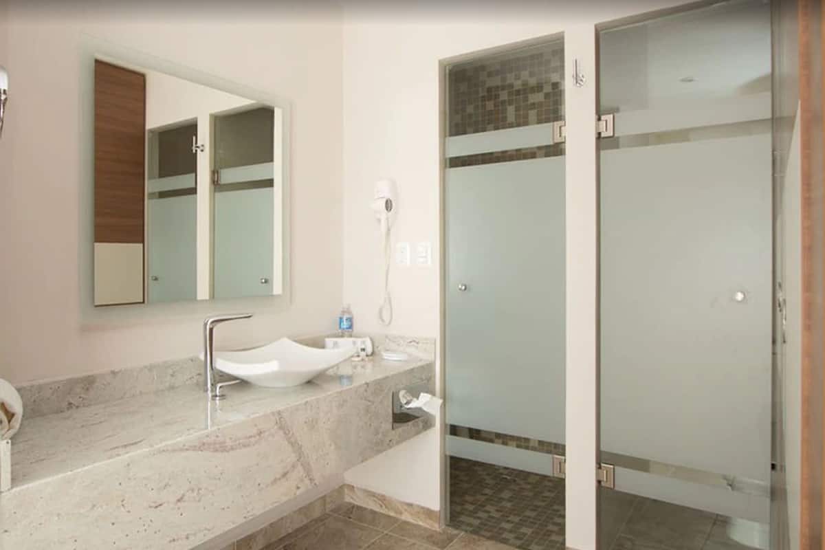 Ducha, artículos de tocador gratuitos, toallas