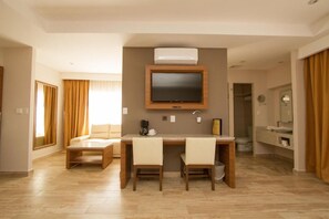 In-room safe, desk, iron/ironing board, free cribs/infant beds - Hotel Soleil Business Class (León)