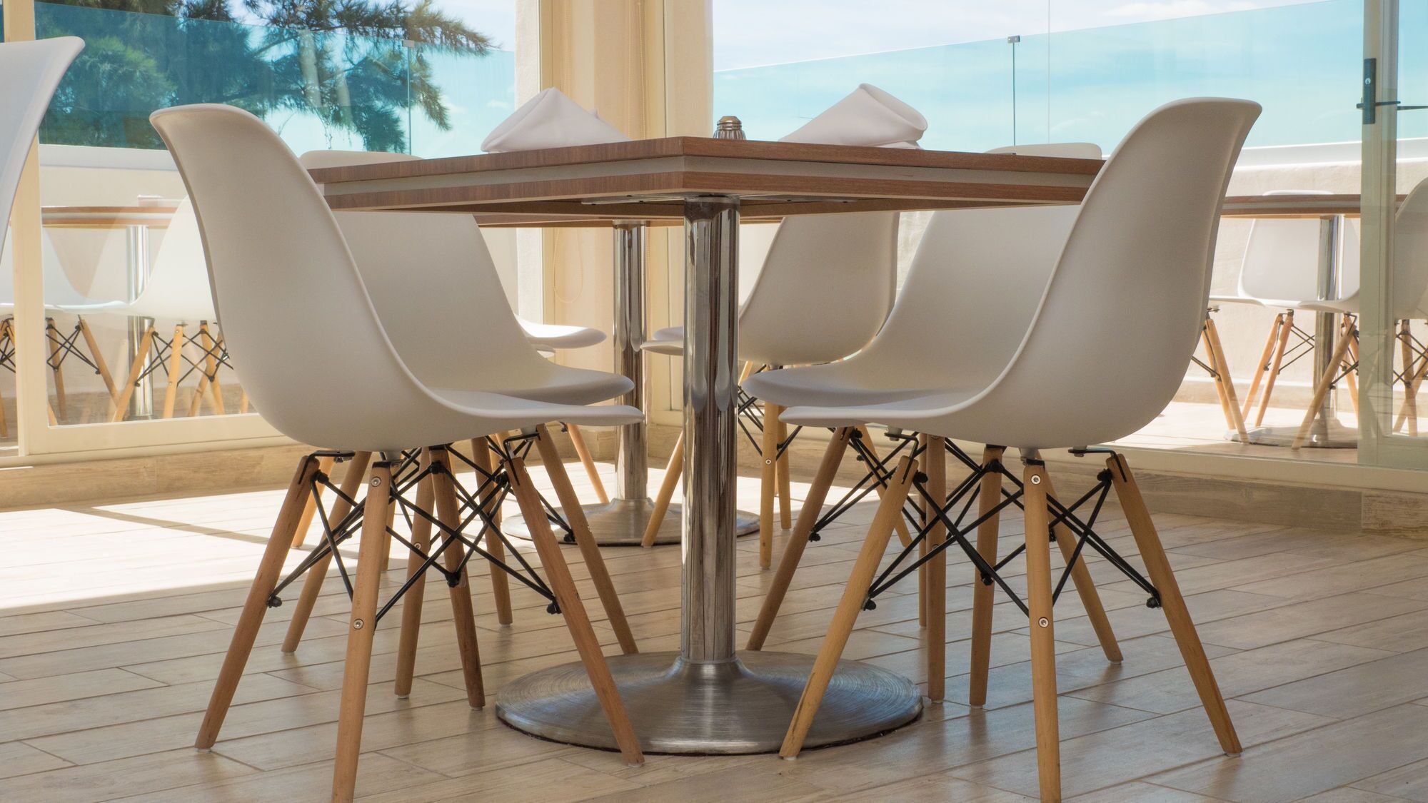 breakfast, lunch, dinner served; international cuisine