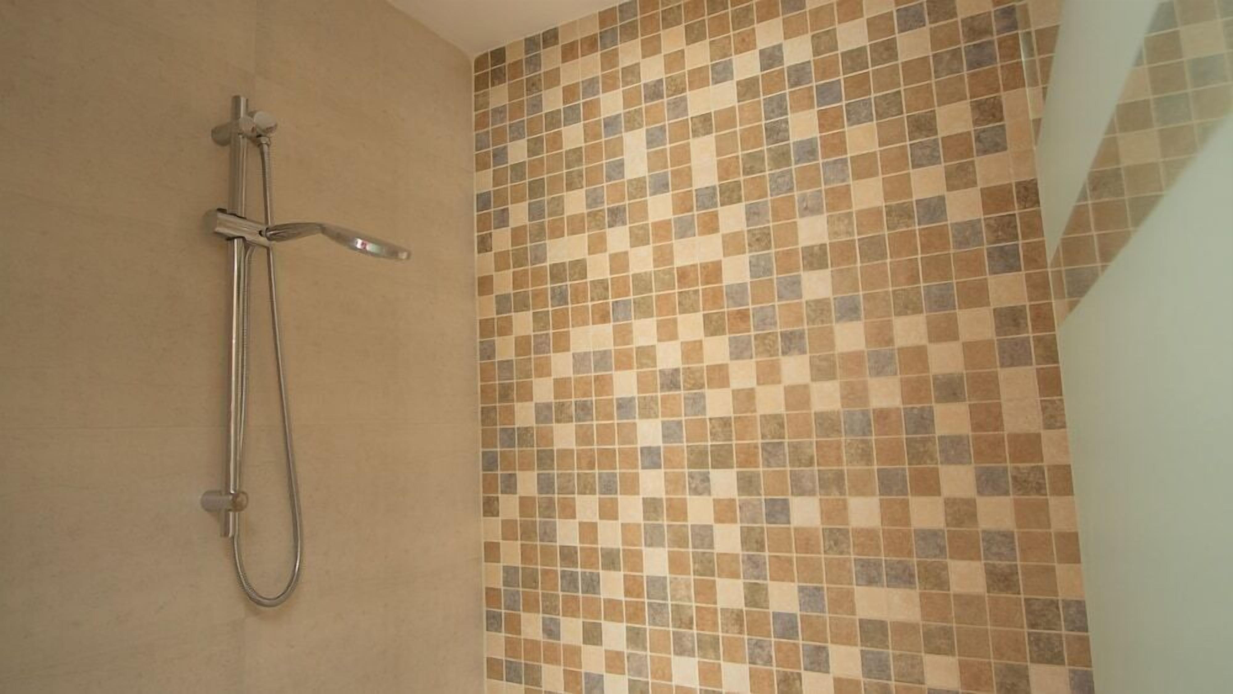 shower, free toiletries, towels