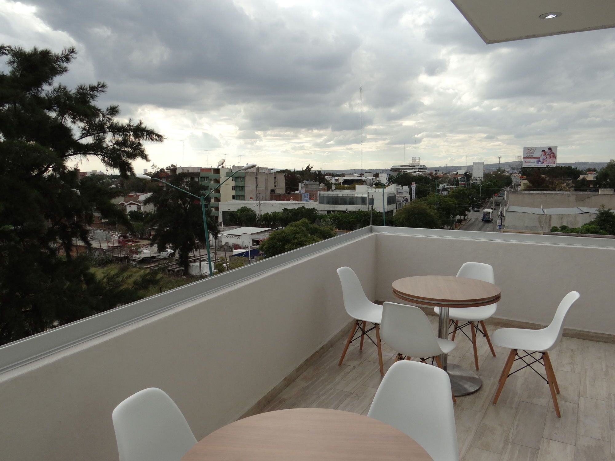 breakfast, lunch, dinner served; international cuisine