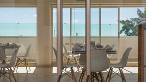 Se sirven desayunos, almuerzos y cenas; cocina internacional