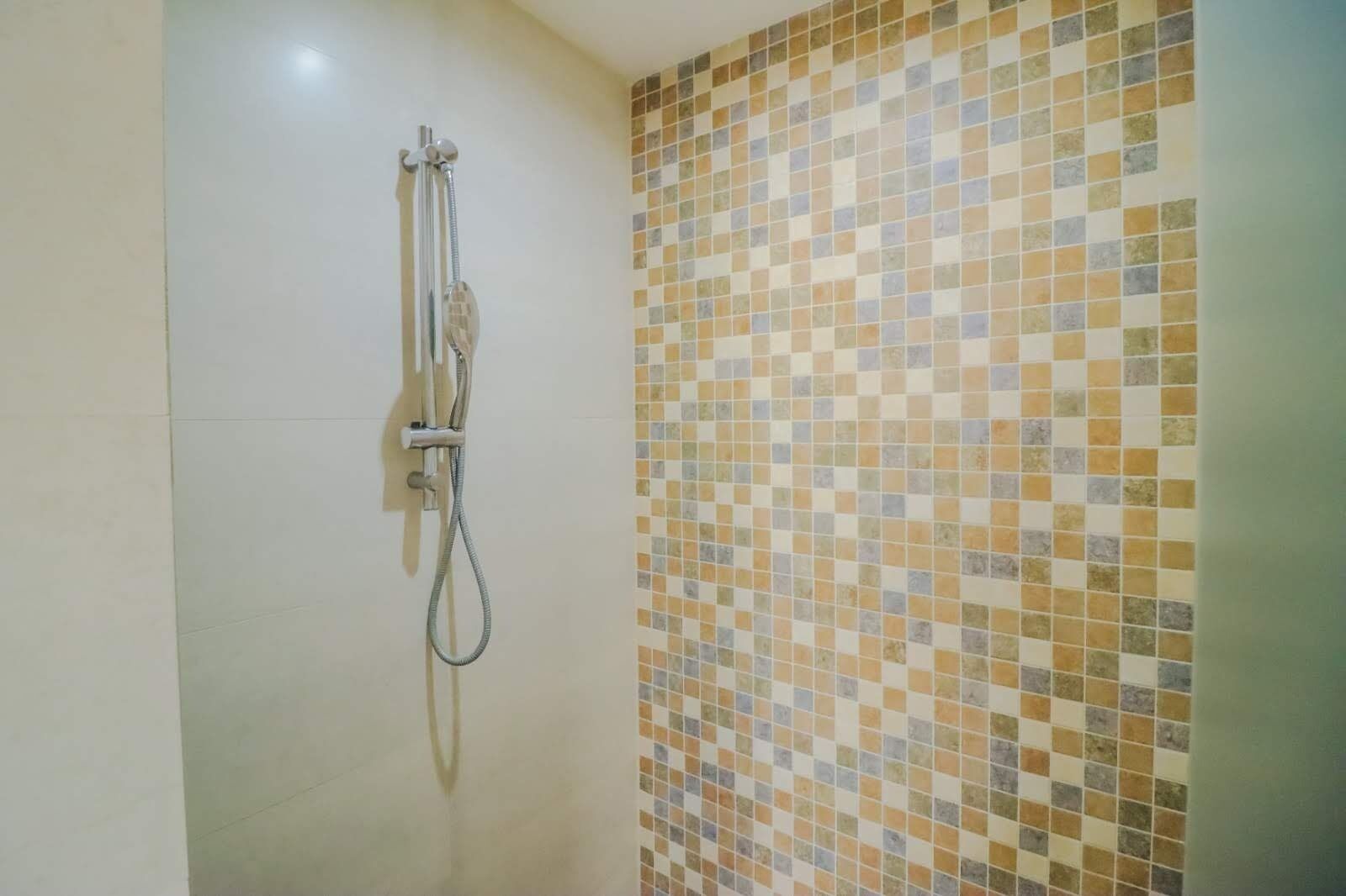 shower, free toiletries, towels