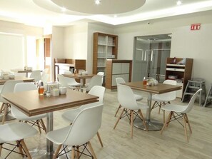 Se sirven desayunos, almuerzos y cenas; cocina internacional